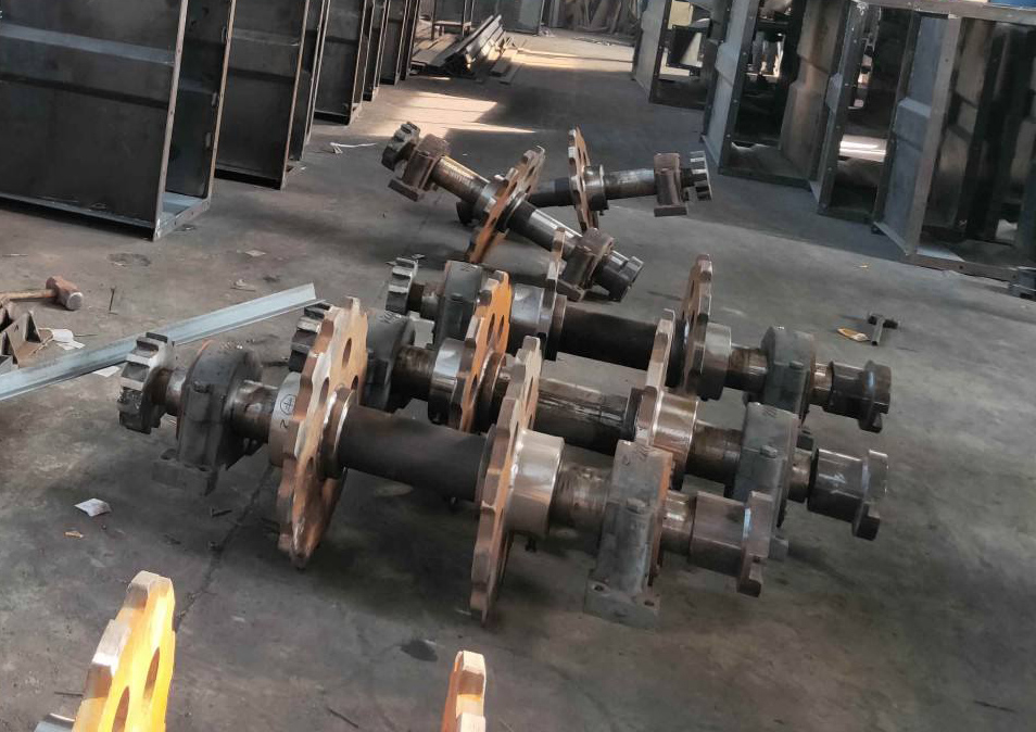 NE板鏈提升機(jī)鏈對(duì)料斗的影響