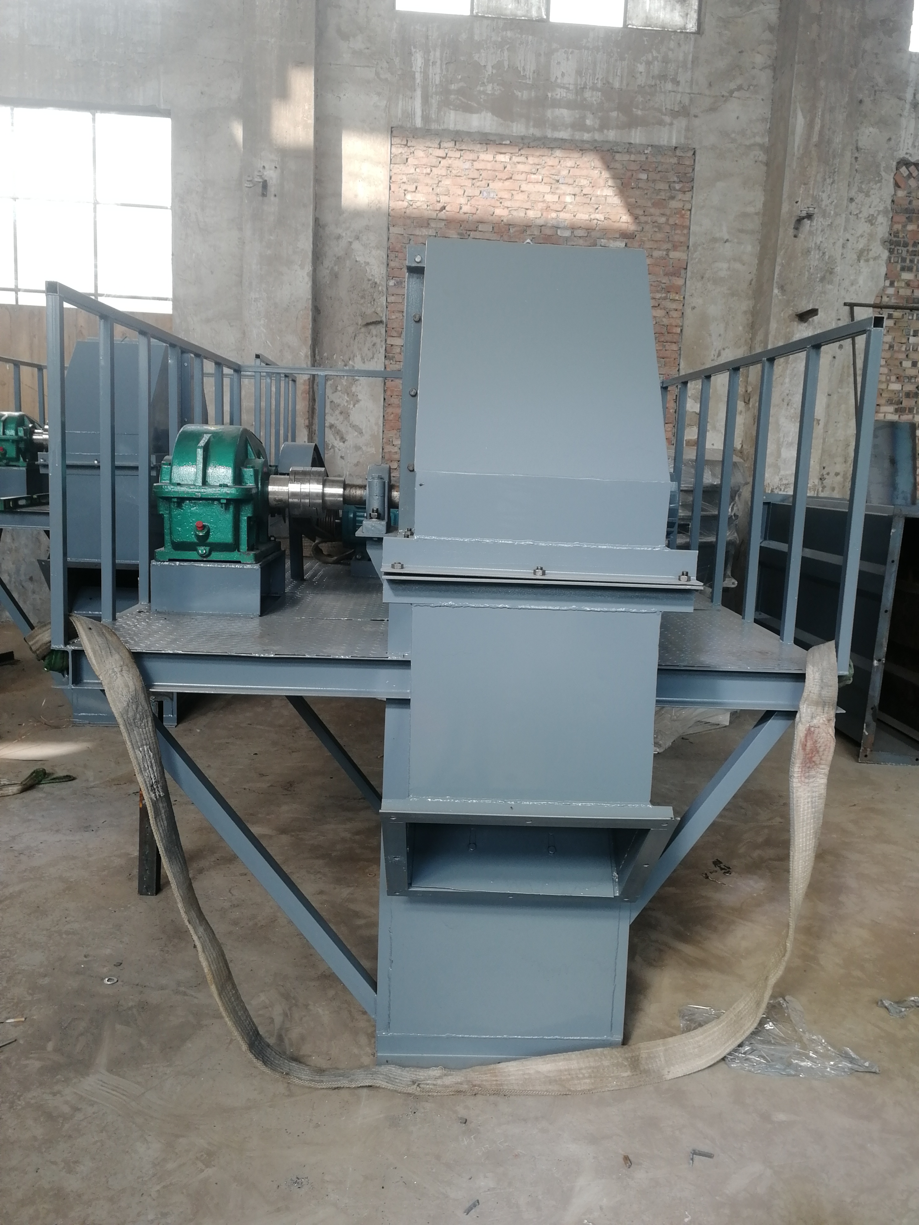 斗式提升機(jī)在水泥工業(yè)中的應(yīng)用(斗式提升機(jī)工業(yè)應(yīng)用)